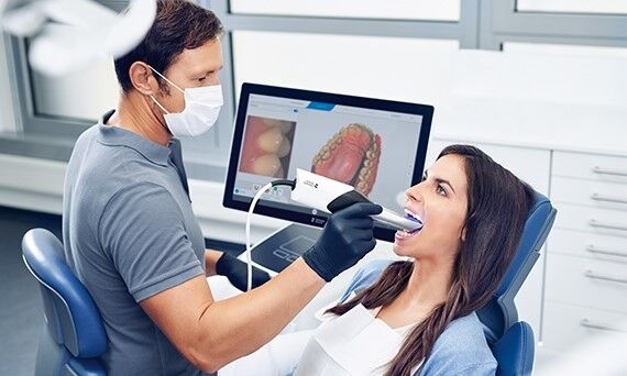 Zahnarzt nimmt digitalen Abdruck an Patientin